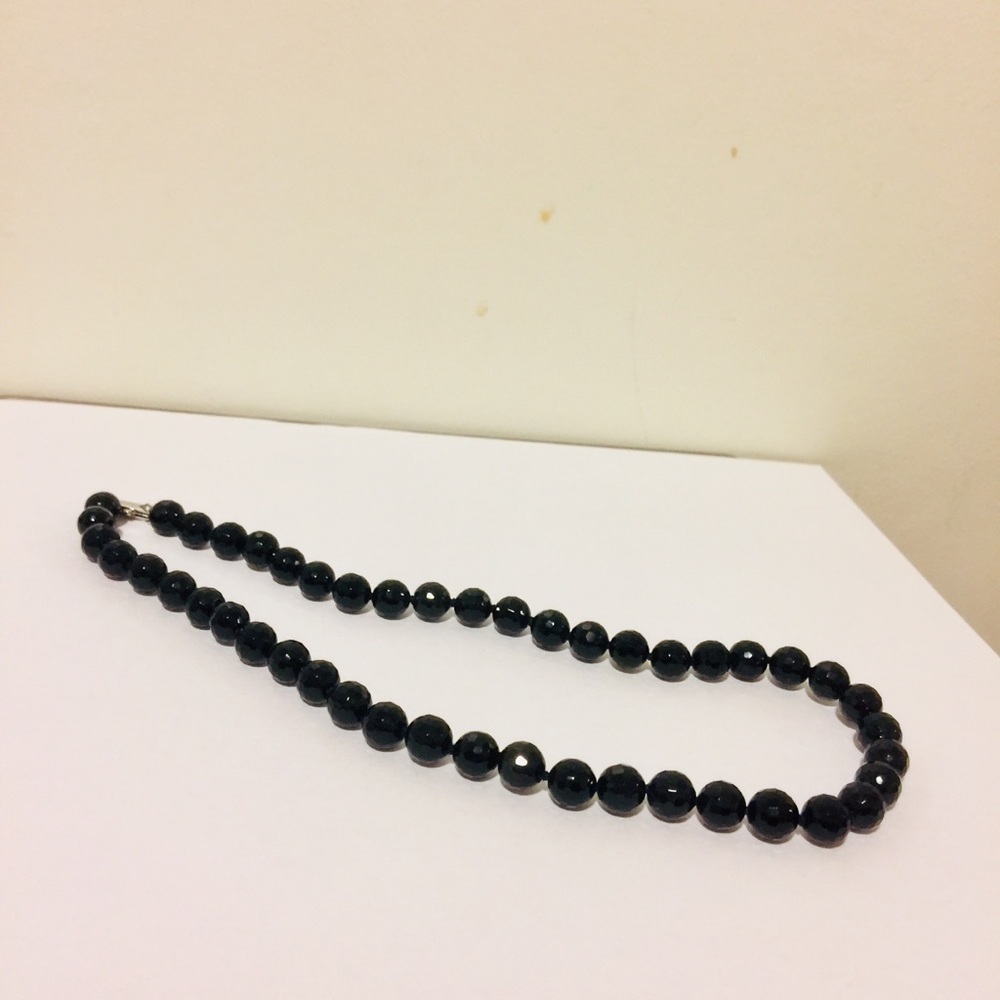 BLACK BEADED NECKLACE